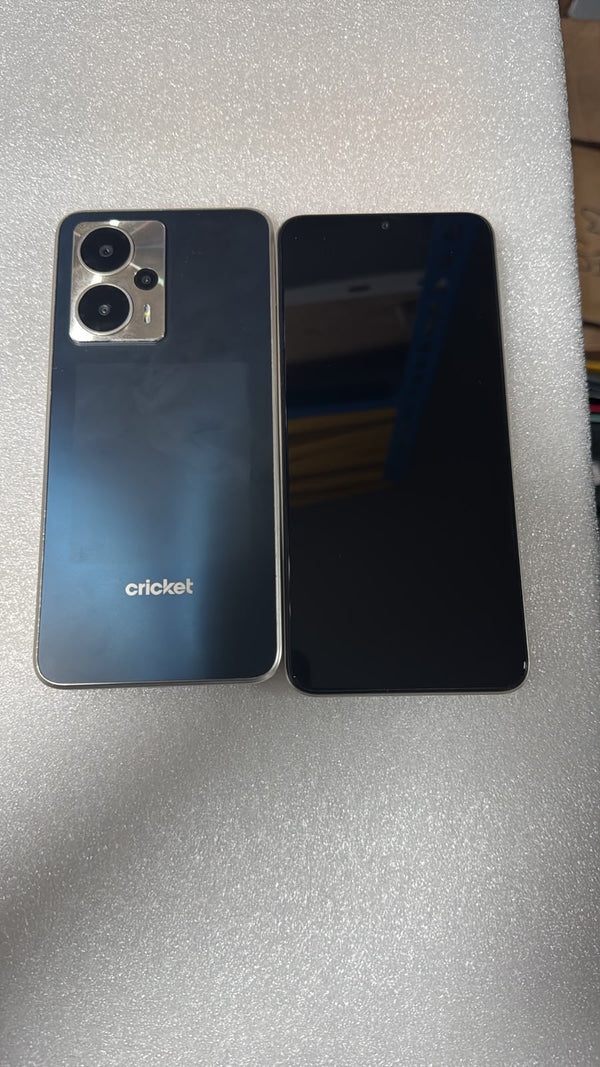 Cricket Outlast 32 GB, vista frontal y trasera